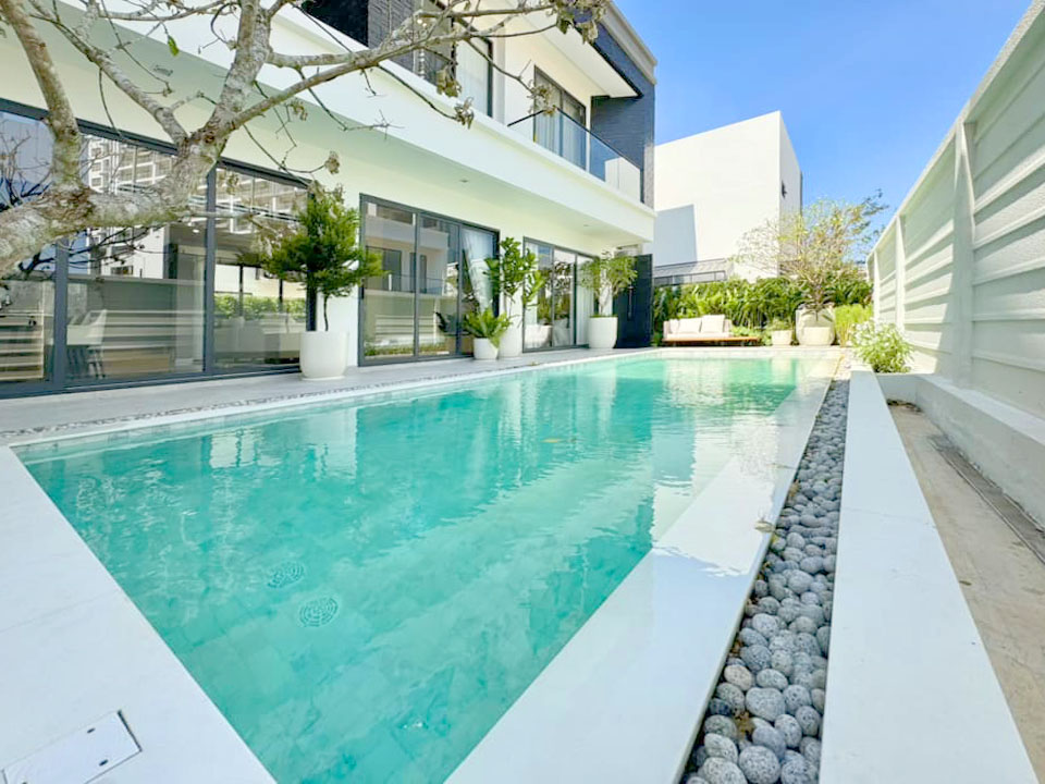 For SaleHousePattaya, Bangsaen, Chonburi : Pool Villa House for sale in Pattaya, with a beautiful modern pool.