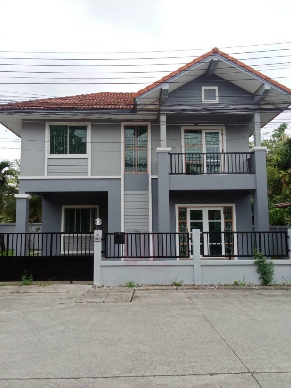 For RentHousePathum Thani,Rangsit, Thammasat : 🔥🔥 Rent a detached house Piyasap Village, Thanyaburi, Pathum Thani, Khlong 10, next to Rangsit-Nakhon Nayok Road The house is in front of the village. The front of the house is a central garden. Parking in the house and in front of the garden has walked 7