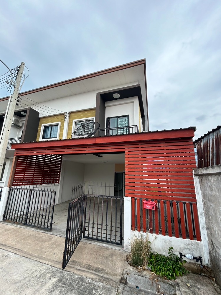 For SaleTownhomePattaya, Bangsaen, Chonburi : 2 layers of townhome, behind the corner, almost 100%condition !!!! Easy to access, near Chon Buri Hospital, 20 houses, no central value People in the village help keep the environment. The whole brick construction project