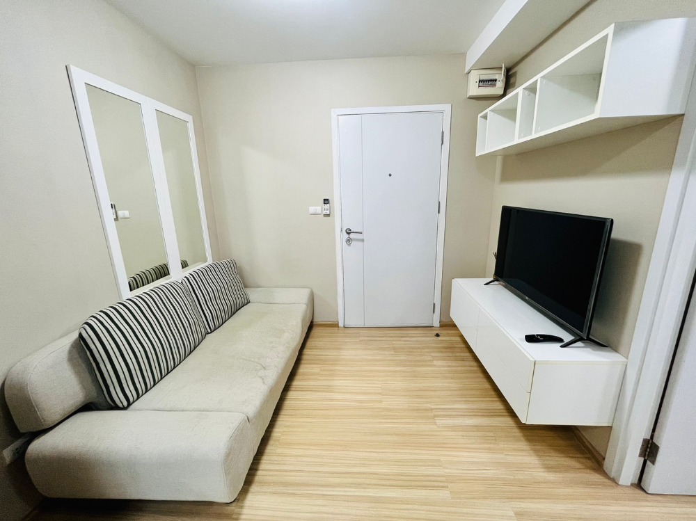 For RentCondoChaengwatana, Muangthong : Urgent for rent ... The decoration room is very nice. Free 1 parking space for the central. Condo, only 8200 .-/month only !!