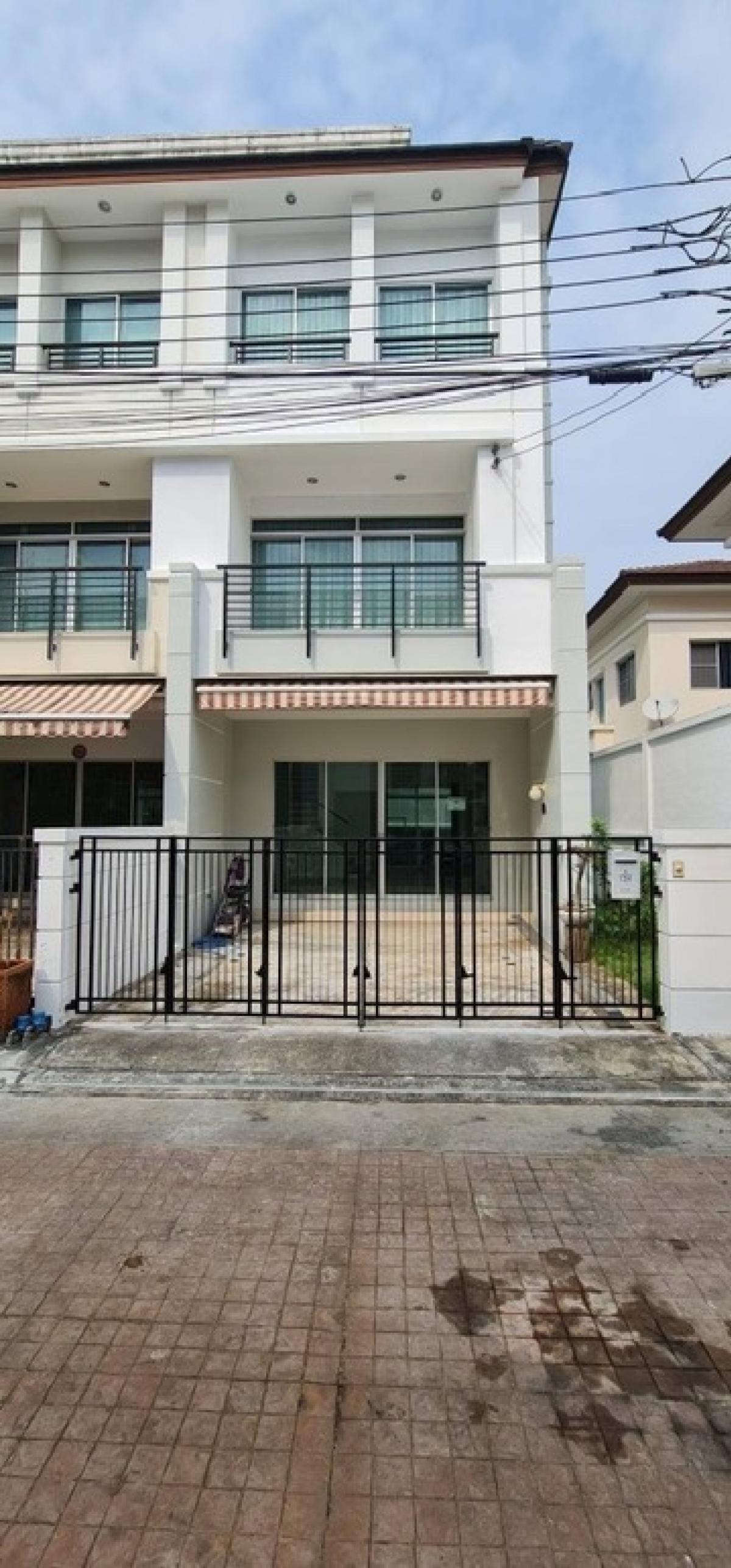 For RentTownhomeSamut Prakan,Samrong : 🏡 Rent !! Modern 3 -story townhome 📍 Baan Klang Mueang Ebnian Sukhumvit 113, near BTS Samrong 🚆 can raise animals! 🐶🐱