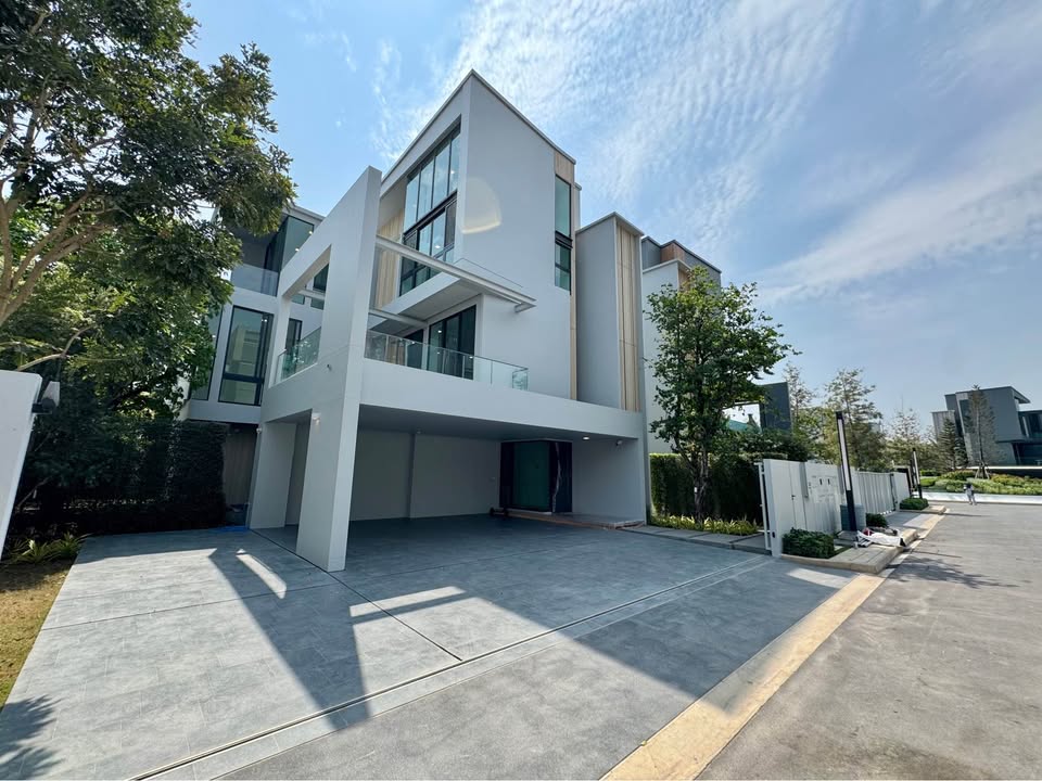 For RentHouseBangna, Bearing, Lasalle : 🔥𝑫𝒆𝒂𝒍🔥Modern Luxury house for rent, 4Beds, 4Baths have Lift in the house