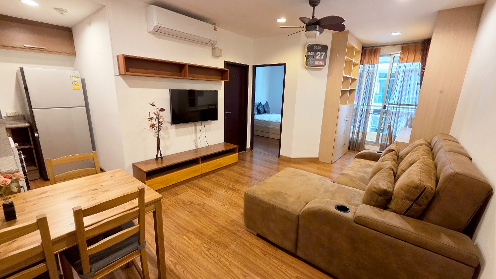 For SaleCondoSukhumvit, Asoke, Thonglor : Wonderful furnished condo for sale!   Big room!  Prime Location, only 4 mins walk to BTS Ekkamai.  45 sqm. – 1 Bedroom with balcony.