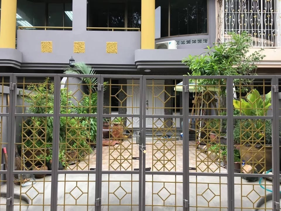 For RentTownhomeWongwianyai, Charoennakor : Townhouse Near BTS Krugthonburi