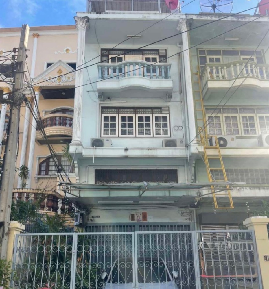 For SaleShop HouseWongwianyai, Charoennakor : 4 -storey commercial building for sale, large area near Charoen Rd. Suitable for buying. Or buy investment Interested in Atline@841QLNR