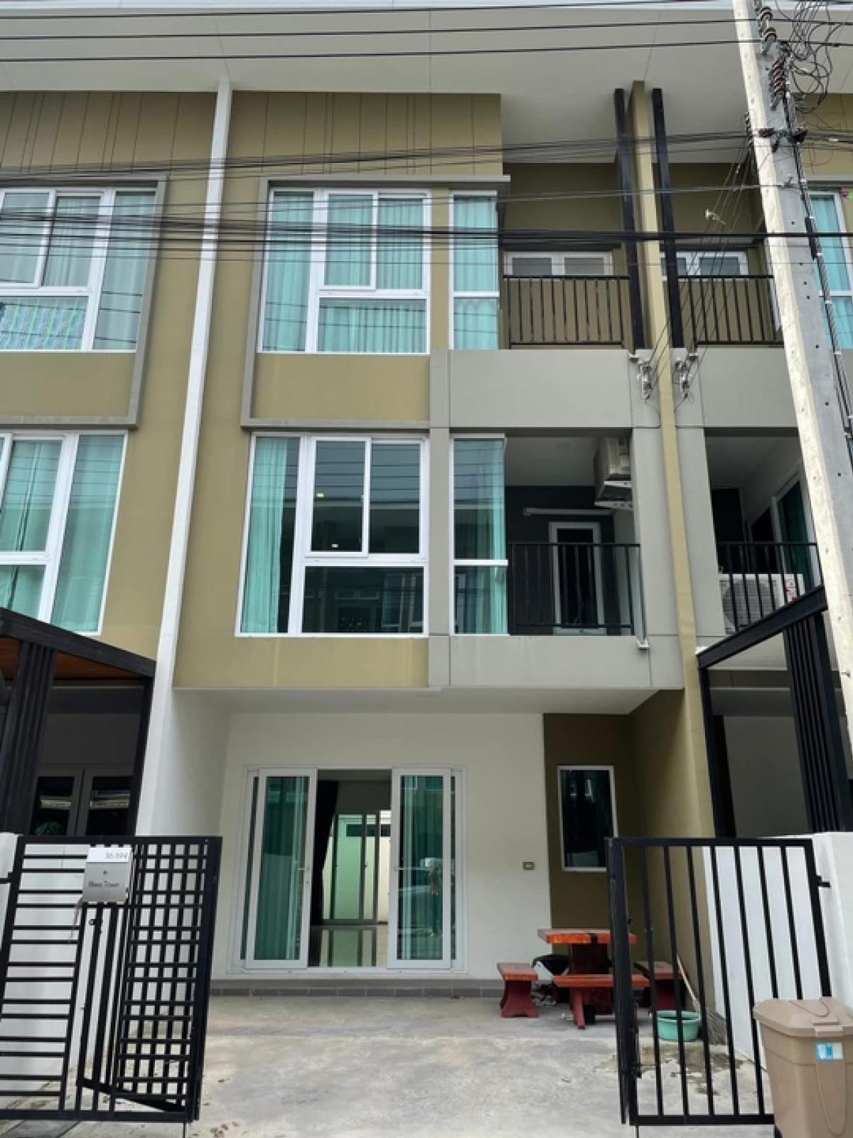 For RentTownhouseSamut Prakan,Samrong : 3-story townhome rental