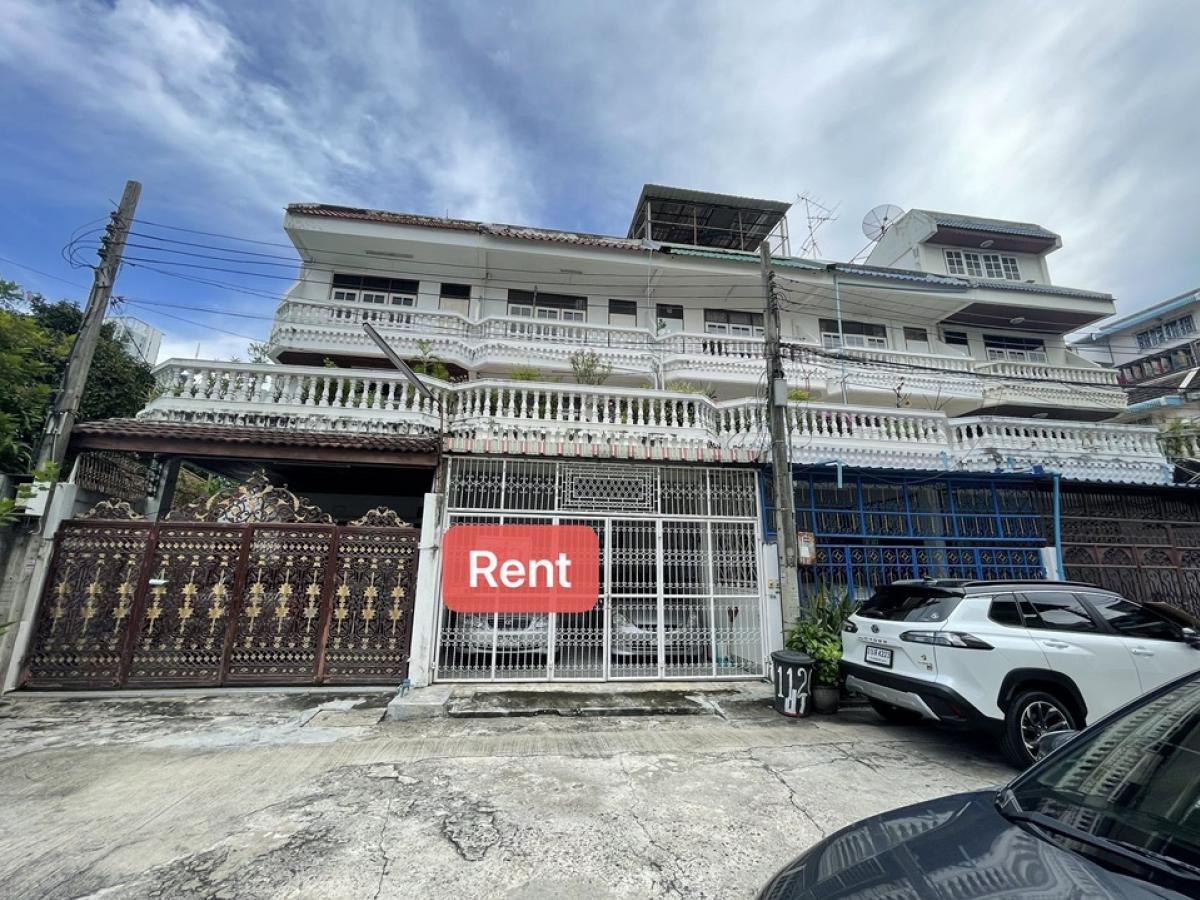 For RentTownhouseRatchadapisek, Huaikwang, Suttisan : Beautiful house for rent in the heart of Huai Khwang 7 bedrooms, 6 bathrooms, walk 5 minutes to MRT