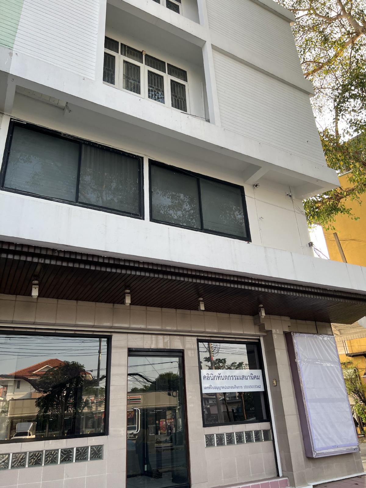 For RentShop HouseKasetsart, Ratchayothin : Commercial buildings on the main road, 4 floors, 26 sq.w., 4 bedrooms, 3 bathrooms, with a mezzanine and the sky, parking in front of the building, 6 cars, 8 air conditioners, suitable for offices and trading/spa massage/beauty clinic. Beauty/sell online/