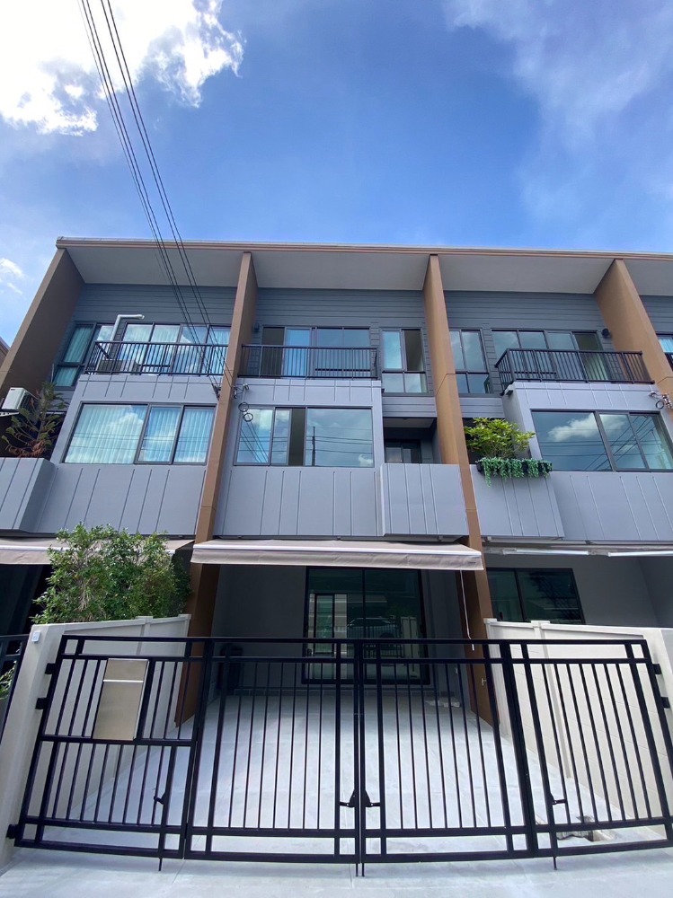 For RentTownhouseOnnut, Udomsuk : Townhome for Rent, Baan Klang Muang Sukhumvit – Onnut near BTS Yellow Line, Sri Nut Station 5 minutes and BTS Green Line, On-Nut Station 15 minutes