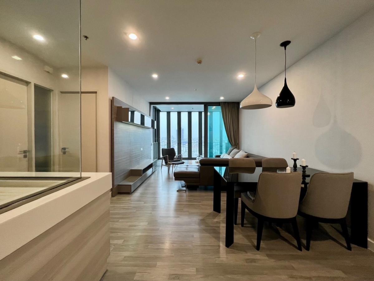 For SaleCondoWongwianyai, Charoennakor : 2-bedroom, fully furnished, large-size unit in a high-quality project next to BTS Wongwian Yai @ The Room Wongwian Yai.