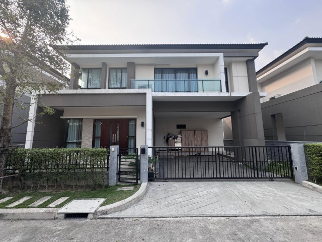 For RentHousePattanakan, Srinakarin : Rent a detached house The City Rama 9-Krungthep Kreetha Furniture air There are 4 bedrooms, 4 water, 1 housekeeper. Rental price 100,000 baht