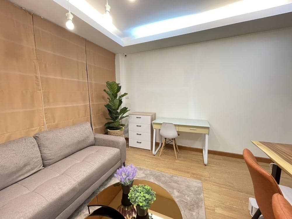 For RentHouseRatchadapisek, Huaikwang, Suttisan : 4 -story townhome for rent, Ratchada 19 Road, near MRT Huai Khwang 600 meters Furniture air There are 4 bedrooms, 3 bathrooms. Rental price 45,000 baht