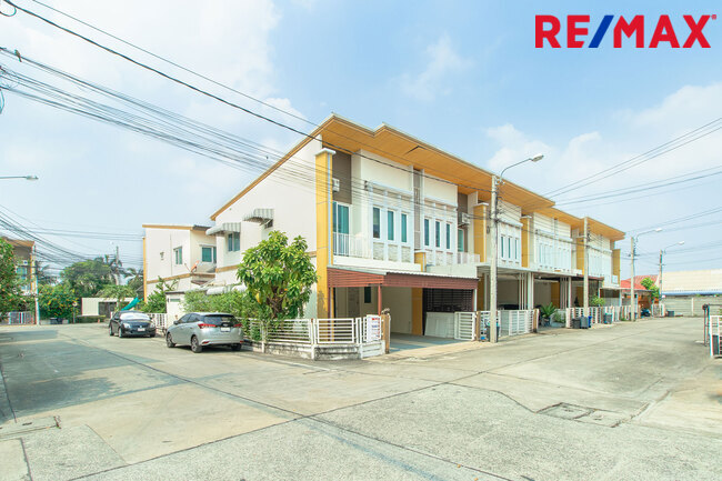 For SaleTownhomeNonthaburi, Bang Yai, Bangbuathong : Townhome for sale, Golden Town, Rattanathibet, after the kitchen, with furniture Selling lower than capital