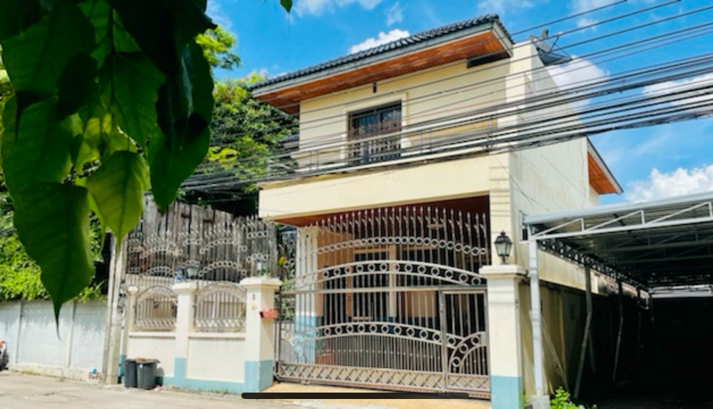 ให้เช่าบ้านอารีย์ อนุสาวรีย์ : HOUSE FOR RENT  2 BEDROOM 2 BATHROOM 2 PARKING  PRIME AREA