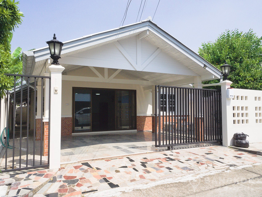 For RentHouseMin Buri, Romklao : Sammakorn Village | Detached 3 Bed 2 Bath House in Ramkhamhaeng