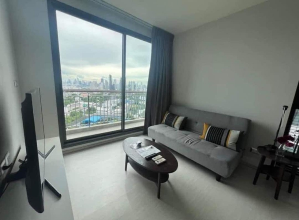 For RentCondoSukhumvit, Asoke, Thonglor : Rent a high-class condo, good view, BTS Ekkamai, only 2 minutes 1bed 1bath, 23rd floor, size 48.35 sq.m.