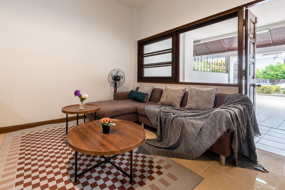 For RentTownhomeKasetsart, Ratchayothin : The new three -story townhome is renovated with 4 bedrooms, 3 water for rent in Bang Khen. Walk for 2 minutes from the front of the door to BTS 15 minutes from Don Mueang Airport.