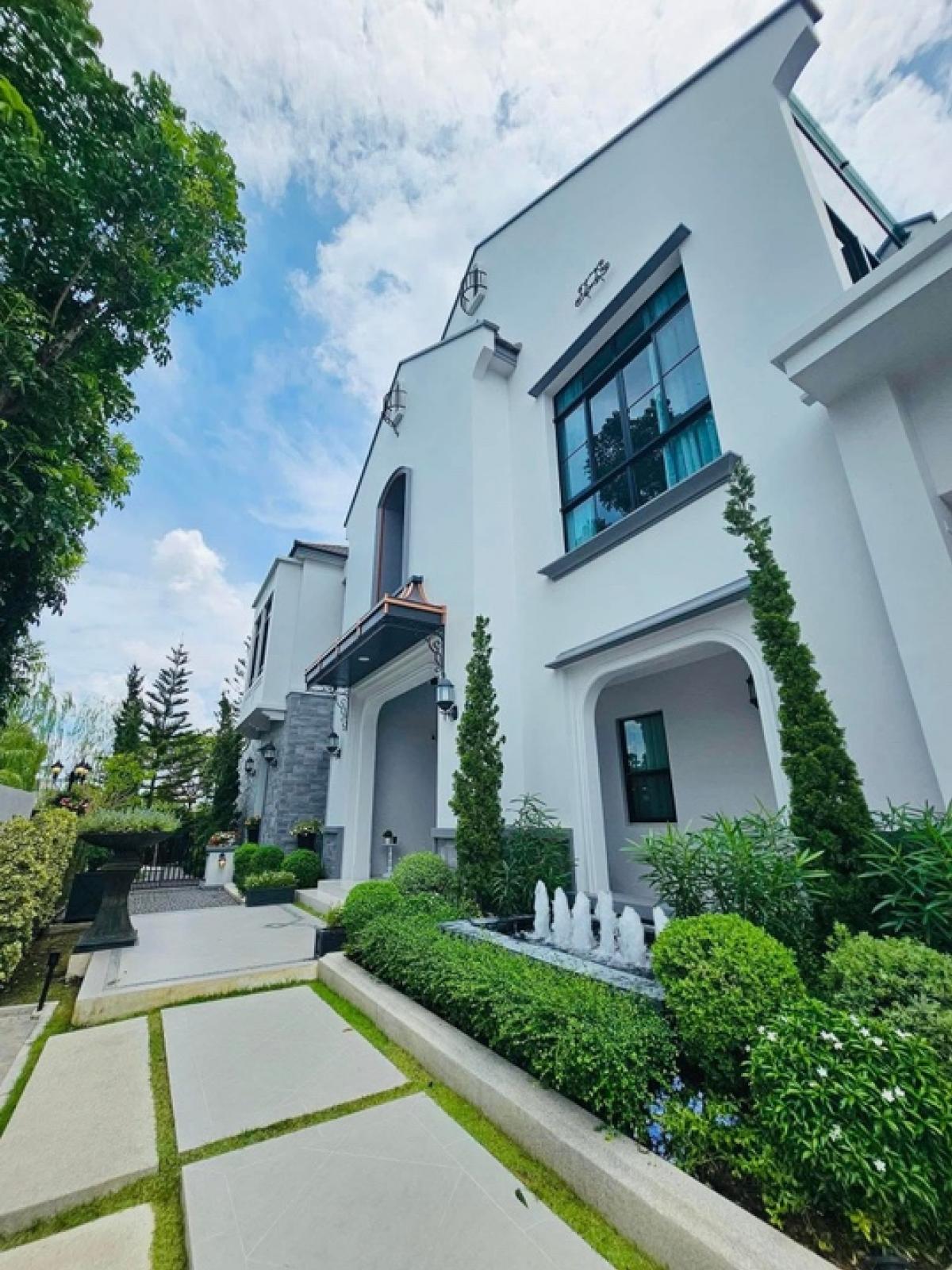 For RentHousePattanakan, Srinakarin : Selling / renting a luxury house, Nantawan Rama IX - Krungthep Kreetha, newly cut, beautiful, ready to live in a good location.