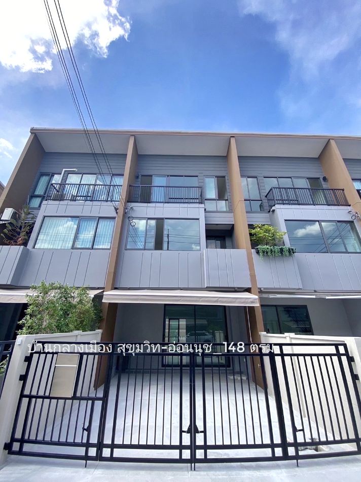 For RentTownhomeLadkrabang, Suwannaphum Airport : Rent a 3 -story townhome, 3 bedrooms, new car park, 2 cars, Ban Klang Mueang Sukhumvit-Onnut 148 sqm. 18.6 sq.w., Onnut District, Srinakarin