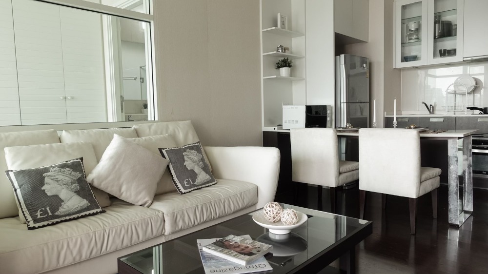 For RentCondoSukhumvit, Asoke, Thonglor : Condo, Floor 17, with beautiful decorative furniture for rent in Thonglor-Ekkamai, near Jevinu Thonglor, only 350 meters.