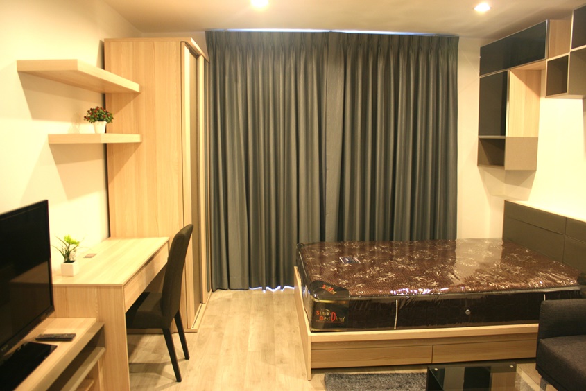 For RentCondoPinklao, Charansanitwong : Condo for rent, ID Omobi Charan-Interchange Pool view room Complete furniture with private washing machines