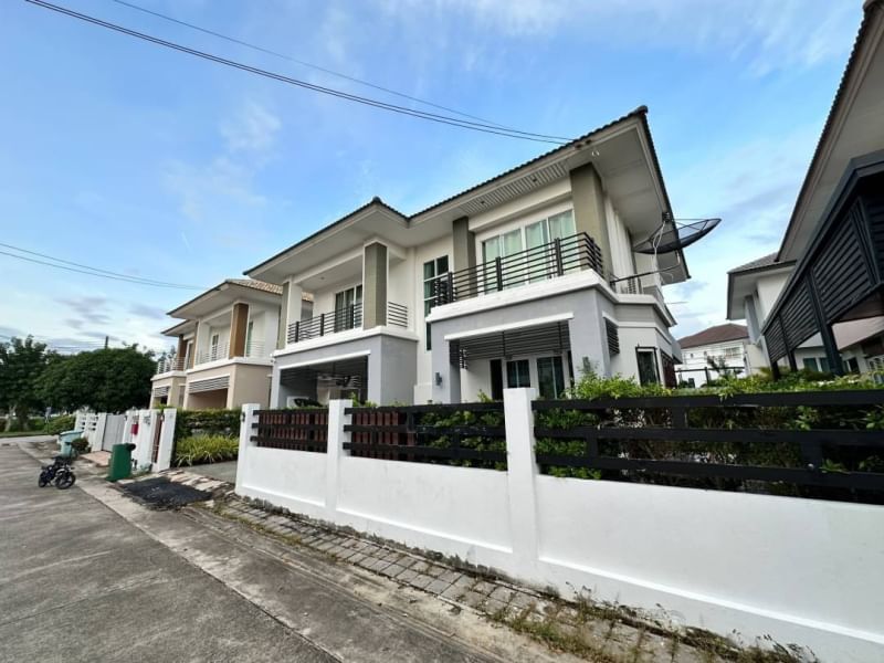 For RentHousePattaya, Bangsaen, Chonburi : Single house for sale, Green Ville Beach Bangsaen Near Bangsaen Fish Market, near Bangsaen Beach Location: Bangsaen, Chonburi  Selling price 8,590,000 baht Transfer fee, half each  Land area 80 square wah Usable area 285