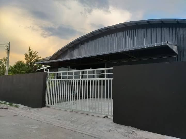 For RentWarehouseNawamin, Ramindra : New warehouse for rent Hathairat Road, Soi 38, entered Soi 50 meters. Cook Road, 440 sqm. On the area of ​​200 sq. Warehouse, 22 meters wide, 20 meters deep.