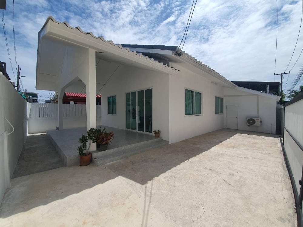 For SaleHousePattaya, Bangsaen, Chonburi : Selling/renting a single house in Pattaya, one floor, area 50 sq.w., 3 bedrooms, 2 bathrooms, location in the heart of the city. Not crossing the train