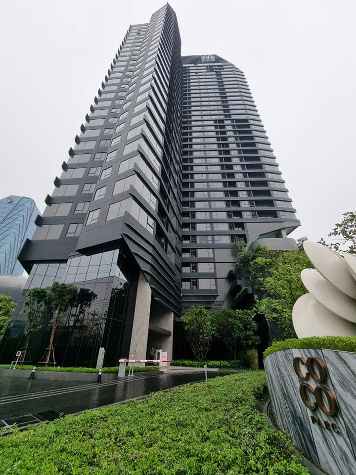 For SaleCondoKhlongtoei, Kluaynamthai : Hot Deal Condo COCO PARC is attached to MRT Khlong Toei 0 meters. Price 6.1 million baht. Call/LINE 096-559463.