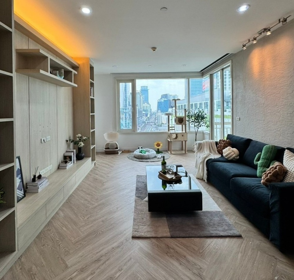 For SaleCondoWitthayu, Chidlom, Langsuan, Ploenchit : Renovated Pet Friendly 2 bedroom condo for sale