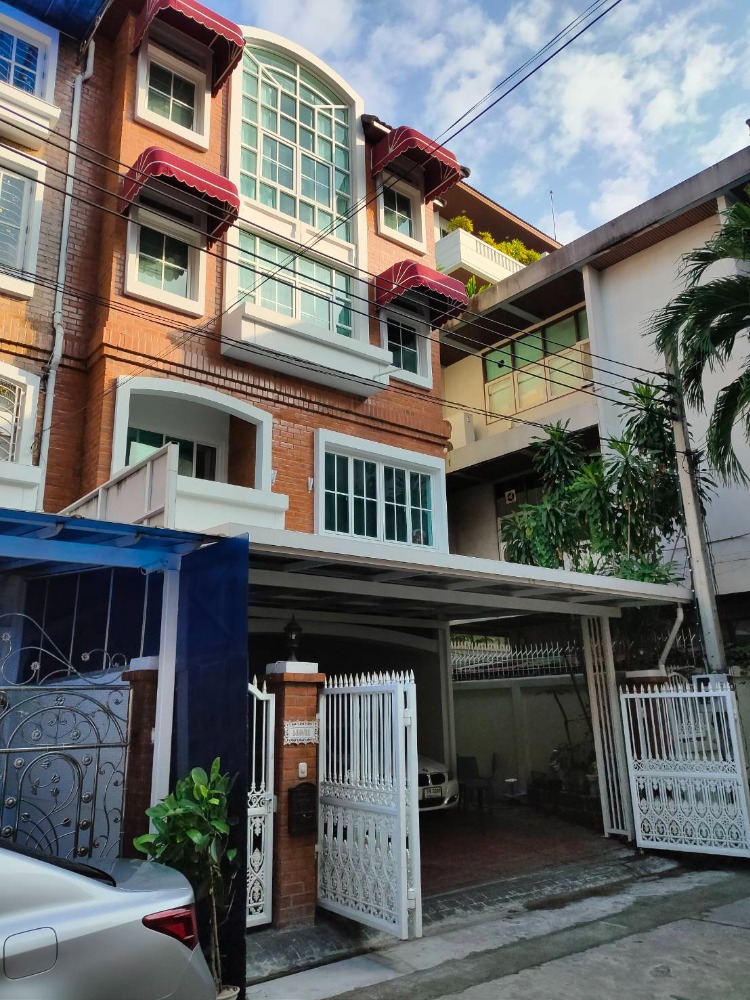 ขายบ้านสาทร นราธิวาส : Yenakard Residence Spacious Townhome (570 sqm.) for SALE