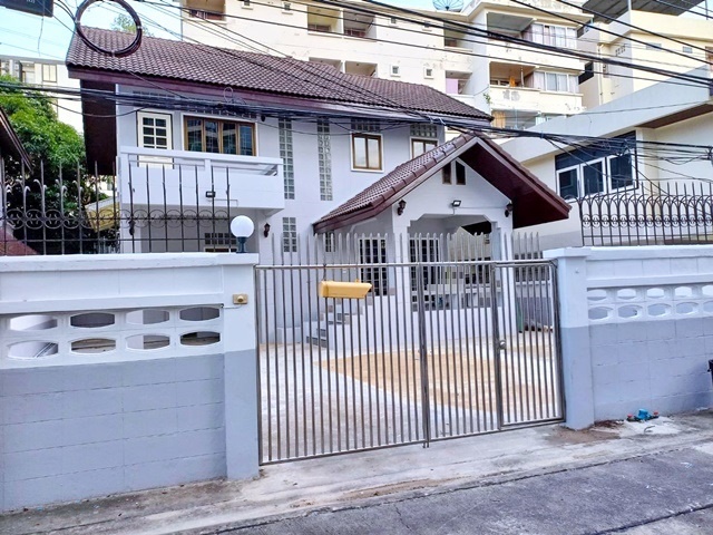 For RentHouseRatchadapisek, Huaikwang, Suttisan : Ratchadaphisek DinDaeng APLMakkasan 2-storey detached house newly renovated 6Parking 74sq.w. 284sq.m