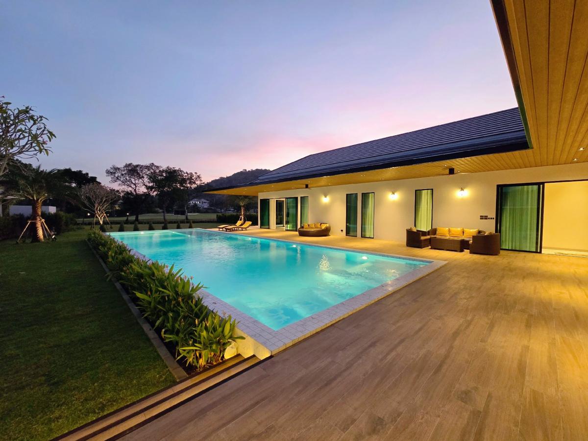 ขายบ้านหัวหิน ประจวบคีรีขันธ์ : ✨️ Premium Villa in tropical style  Located within the golf course in Hua Hin.For Sale Price: 42,000,000 THB