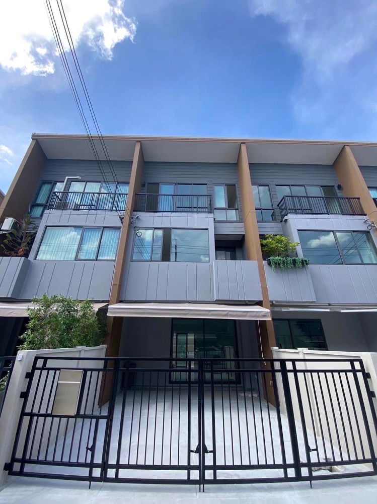 For RentTownhomeOnnut, Udomsuk : Townhome House for Rental House, Ban Klang Mueang Project Sukhumvit-Onnut, only 5 minutes to the Sri Nuch BTS station (Yellow line) and 15 minutes to the On Nut BTS (Green Line)