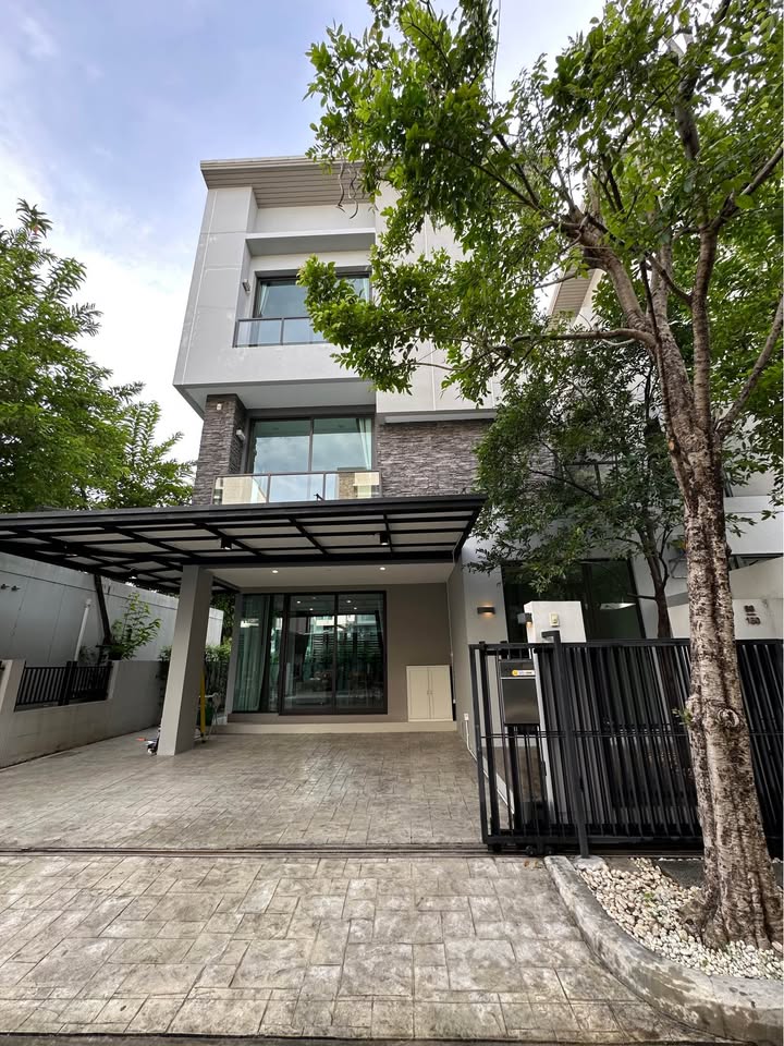 For RentHouseYothinpattana,CDC : Rent a house in the city of Classe Ekkamai-Ram Inthra, a 3-story twin house, decorated with With electrical appliances