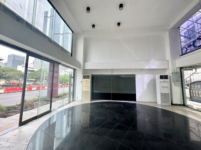 For RentShowroomSathorn, Narathiwat : HR2247, 1st floor area 60 sqm. By Narathiwat Road Office area in the middle of Sathorn Suitable for general stores, selling food, water shops, bars, candy shops, clothing shops, showrooms