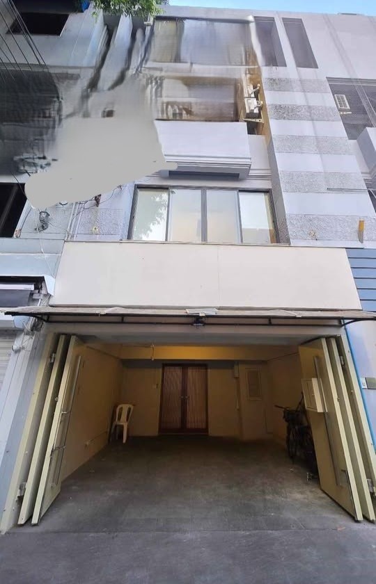 For RentTownhomeSukhumvit, Asoke, Thonglor : 4 -story townhome rental in the heart of Sukhumvit 49! Ready to move in! Very convenient, opposite the Supermarket Japanese Fuji, near Villa Market, suitable for family or making a home office.