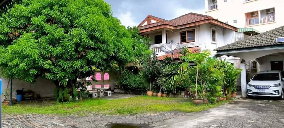 For SaleHouseRama 8, Samsen, Ratchawat : House for sale with land 240 sq.m. ** The royal court Inner city The water never flooded ** area of ​​216 sq. Wah. In the back, there were 2 -story houses, 2, and 2 bedrooms, 1 bedroom, 1 bathroom (including 10 elderly bedrooms) 5 bathrooms.