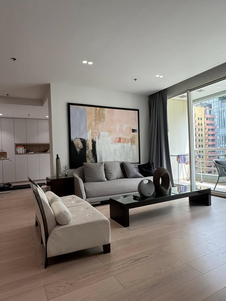 For RentCondoSilom, Saladaeng, Bangrak : Luxury condo, 11th floor, with beautiful decorative furniture for rent in Silom-Saladaeng Near Silom Complex only 350 meters