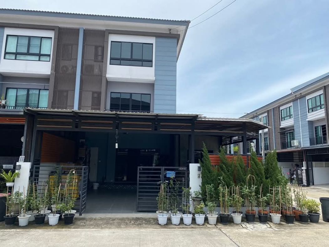 For SaleTownhomeBang kae, Phetkasem : For sale: Townhome The Connect Phetkasem 48, corner house, 3 floors, size 137.2 sq m./ 34.3 sq wa,  Selling for 6,183,800 baht.