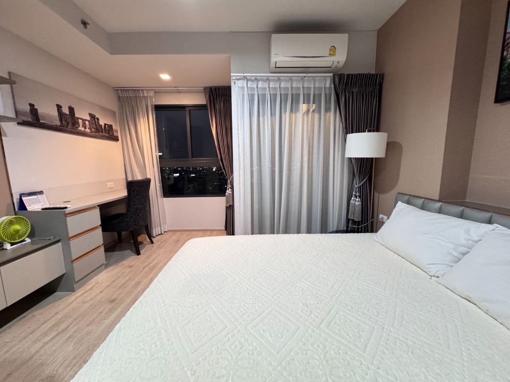 For RentCondoWongwianyai, Charoennakor : Ideo Sathorn Wongwianyai next to BTS Wongwian Yai is available for rent.