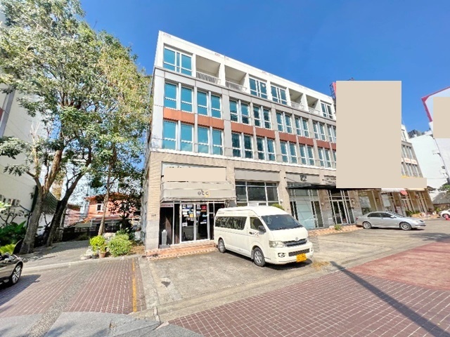 For RentShop HouseWongwianyai, Charoennakor : Iconsiam BTS Wongwian Yai KrungThonBuri commercial building for rent 4.5-storey on the main road