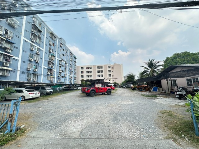 For SaleLandVipawadee, Don Mueang, Lak Si : Land for sale with buildings, area 411 sq.w., convenient transportation near Don Mueang Airport And the red line, very good price, negotiable. Currently, there are tenants doing parking. Soi Pracha Uthit 10, Don Mueang, Bangkok