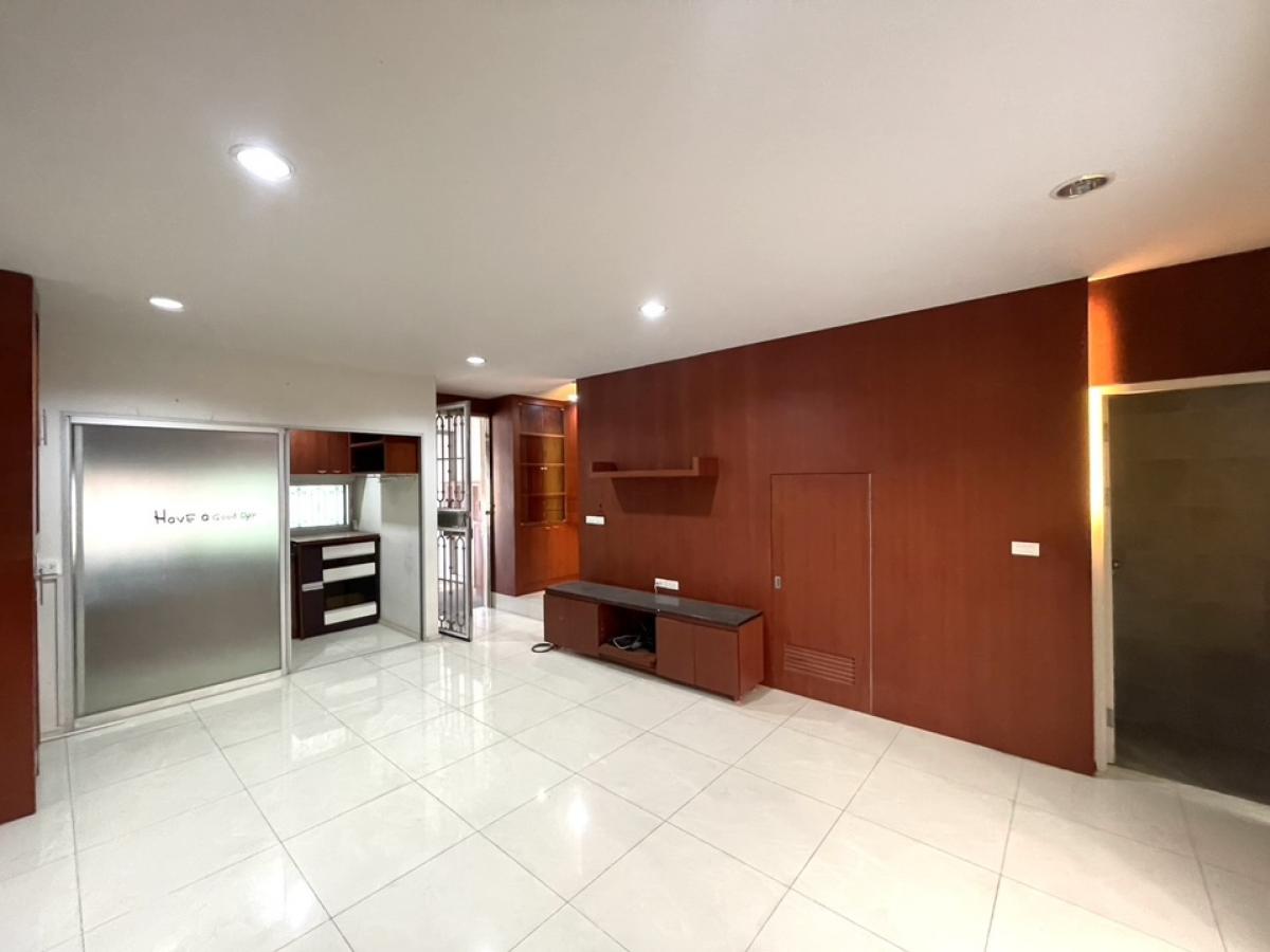 For RentTownhomePattanakan, Srinakarin : For rent 3 -story Town Home, Noble Cube, 5.5 meters wide, 4 bedrooms