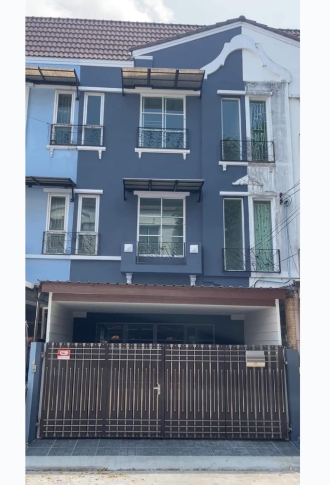 For SaleHouseEakachai, Bang Bon : 3 -storey Moder Town House for sale, 18.5 sq.what, using 200 sqm. 3 bedrooms, 3 bathrooms, 1 kitchen, can park 2 cars in the house.