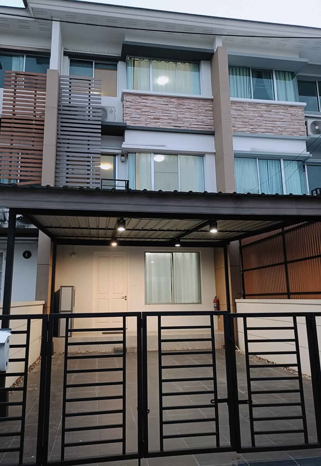 For RentTownhomePattanakan, Srinakarin : 3-story townhome with beautiful decorative furniture for rent in Krungthep Kreetha-Srinakarin Near the market of Bangkok, just 1.9 km.