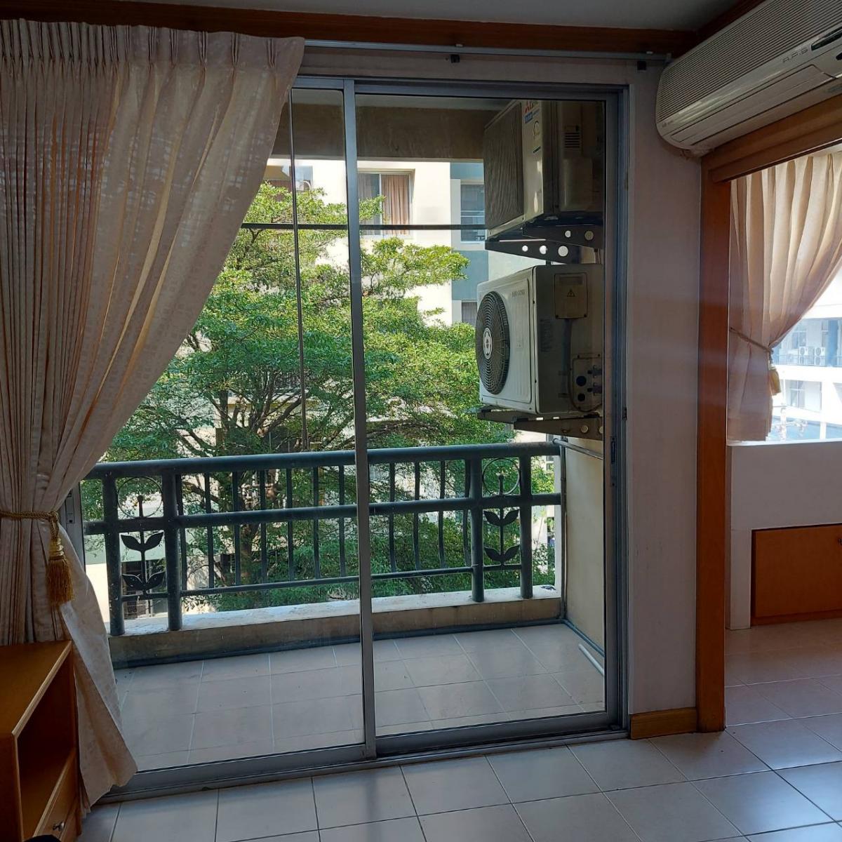 For RentCondoBangna, Bearing, Lasalle : 1 bedroom condo for rent, Building 11, the garden view is very shady.