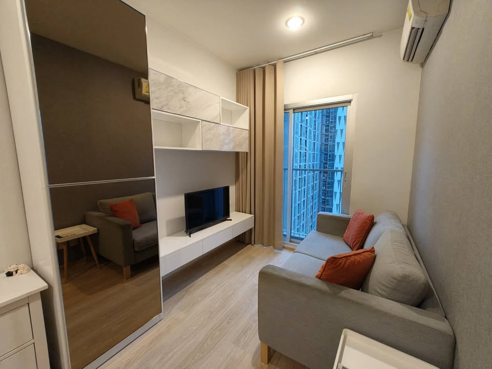 For RentCondoRatchadapisek, Huaikwang, Suttisan : Condo, floor 35, good location with beautiful decorative furniture for rent in Ratchada-Huai Khwang area, near MRT, Cultural Center of Thailand, only 150 meters.