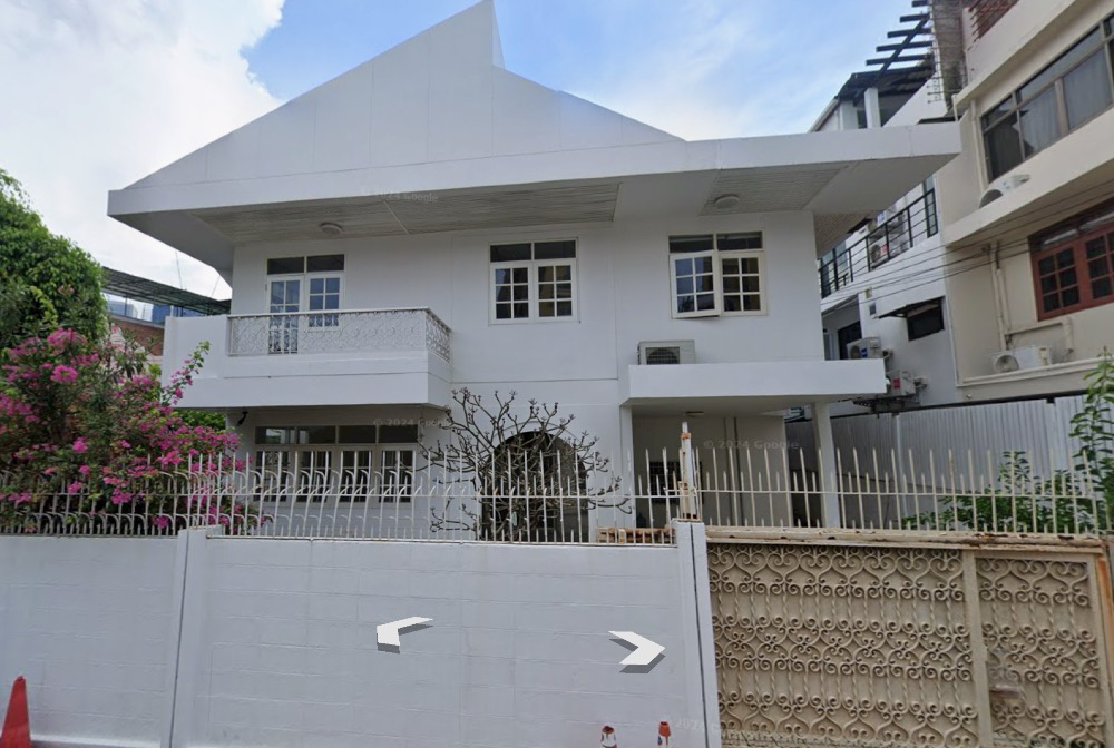 For SaleHouseSathorn, Narathiwat : House for sale in Sathorn area Spacious size over 300 SQM on Soi Yen Akan 1