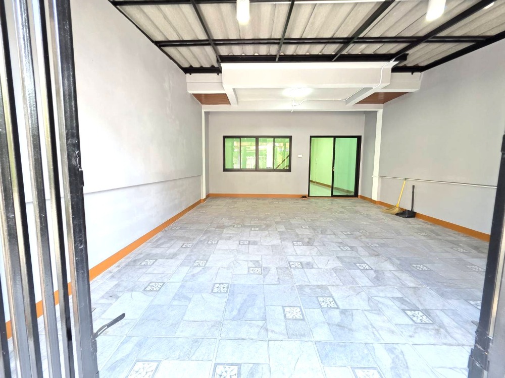 For SaleTownhomeRayong : Lucky number 53/53!! Beautiful house!! Renovated and ready to move in!!! Located on a main road, easy to travel!! Selling a 2-story townhouse in Chat Thong Village (Baan Chat Thong), Rayong